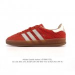 阿迪达斯 Adidas Originals Gazelle Indoor复古三叶草防滑透明橡胶板鞋经典运动鞋。这款经典鞋,忠于原版设计,缀撞色三条纹和鞋跟饰片。