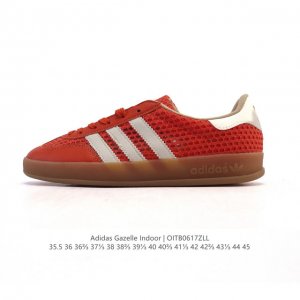 阿迪达斯 Adidas Originals Gazelle Indoor复古三叶草防滑透明橡胶板鞋经典运动鞋。这款经典鞋,忠于原版设计,缀撞色三条纹和鞋跟饰片。
