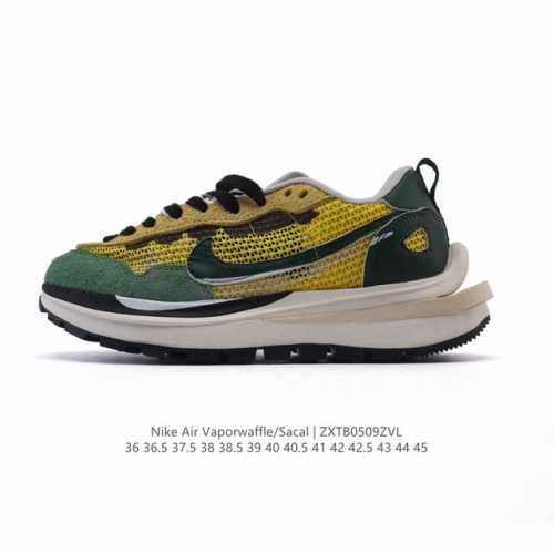 真标 耐克 Sacai X Nike Vaporwaffle 华夫三代3.0 走秀重磅联名款运动鞋 。鞋款由Pegasus与Vaporfly两款鞋型的设计元素共