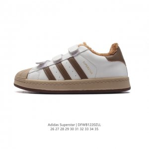 童鞋 阿迪达斯 儿童运动鞋 Adidas Superstar 三叶草经典贝壳头魔术贴休闲板鞋潮流男女童运动鞋 儿童复古百搭板鞋，鞋面皮革材质 标志性的贝壳鞋头，