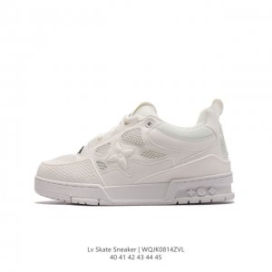 lv Skate Sneaker 路易威登 男士运动板鞋于 秋冬秀场初次亮相，此次以粒面牛皮革焕新呈现。加垫鞋领和鞋舌援引滑板鞋设计，科技双鞋带和橡胶外底完善整