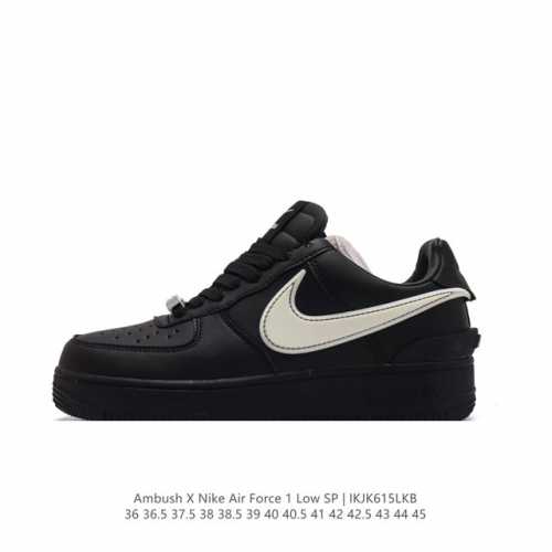 耐克 空军一号 Af1 低帮休闲板鞋 Ambush X Nk Air Force 1'07 Low Sp 空军一号联名标志性的swoosh延伸至鞋跟之外，鞋舌和