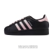阿迪达斯 Adidas Superstar 2025年新款鞋子 经典贝壳头系列 新款休闲板鞋潮流女士运动鞋 。鞋面皮革拼接材质 标志性的贝壳鞋头，简约的线条。就