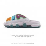 耐克 Nike Air More Uptempo Slide皮蓬拖鞋 休闲沙滩鞋 家居拖鞋 以流行于街头的涂鸦文化为设计灵感，整体的设计风格夸张而充满魅力，厚实