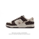 耐克 Nike Dunk Low Retro 运动鞋复古板鞋 ，路易威登联名 作为 80 年代经典篮球鞋款，起初专为硬木球场打造，后来成为席卷街头的时尚标杆，现
