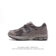 公司级 新百伦 New Balance 2002R 跑鞋 男女运动鞋 潮老爹鞋。沿袭了面世之初的经典科技，以 Encap 中底配以升级版 N-Ergy 缓震物料