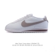 Nike Classic Cortez Nylon 耐克阿甘鞋男女子运动鞋。秉承元年款经典风格，糅合防水鞋面设计，令双足保持干爽舒适。防水锦纶鞋面强势抵御风雨侵