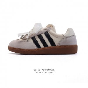 新品公司级 Gg Cc 女鞋 德训鞋 经典休闲运动鞋奢侈品百搭板鞋，阿迪达斯同款德训鞋 T字头 珍珠蝴蝶结不挑衣服穿，也不挑包，随便搭。它穿上脚超级舒服，很软。