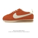Nike Classic Cortez Nylon 耐克阿甘鞋男女子运动鞋。秉承元年款经典风格，糅合防水鞋面设计，令双足保持干爽舒适。防水锦纶鞋面强势抵御风雨侵