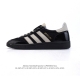 130 阿迪达斯 Adidas Handball Spezial 低帮三叶草学院风复古休闲板鞋 德训鞋 橡胶底柔软皮革鞋面经典运动鞋板鞋。圆头、缝合拼接设计、正