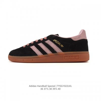 阿迪达斯 Adidas Handball Spezial 低帮三叶草学院风复古休闲板鞋 德训鞋 橡胶底柔软皮革织物拼接经典运动鞋板鞋。圆头、缝合拼接设计、正面绑