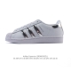 阿迪达斯 Adidas Superstar 2025年新款鞋子 蛇年新款经典贝壳头系列 新款休闲板鞋潮流男女士运动鞋 。鞋面柔软皮革拼接材质 标志性的贝壳鞋头，