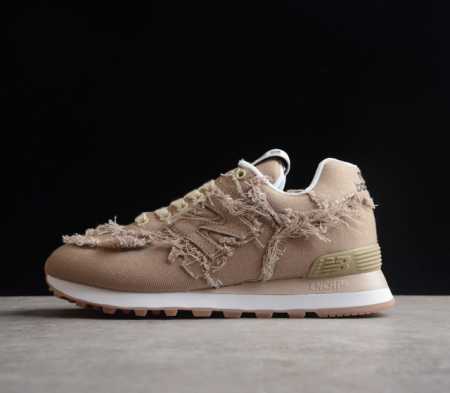 MiuMiu x New Balance 574 时尚运动休闲鞋 女款米黄色 Miu Miu和New Balance合作推出新款鞋履 亮相2022春夏时装秀 - 点击图像关闭