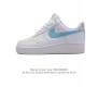 耐克 Nike Air Force 1 '07 Low 空军一号含气垫 低帮百搭厚底增高休闲运动板鞋。柔软、弹性十足的缓震性能和出色的中底设计，横跨复古与现代的