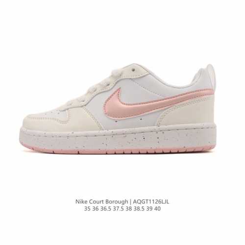 耐克 Nike 女子运动鞋 Court Borough Low 小空军低帮板鞋。1.其皮革材质的鞋面结合网眼鞋舌，在出众外观与质感的同时提供稳固支撑，并且提升透