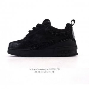 lv Skate Sneaker 路易威登 2025年新款运动板鞋 蛇年限定 春夏秀场初次亮相 此次以粒面牛皮革焕新呈现 加垫鞋领和鞋舌援引滑板鞋设计 科技鞋带