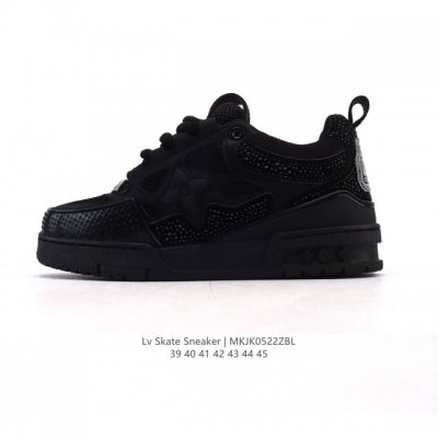 lv Skate Sneaker 路易威登 2025年新款运动板鞋 蛇年限定 春夏秀场初次亮相 此次以粒面牛皮革焕新呈现 加垫鞋领和鞋舌援引滑板鞋设计 科技鞋带