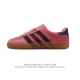真标 阿迪达斯 Adidas Originals Gazelle Indoor复古三叶草防滑透明橡胶板鞋经典运动鞋。这款经典鞋,忠于原版设计,缀撞色三条纹和鞋跟