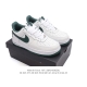 耐克 Nike Air Force 1 '07 Low 空军一号含气垫 低帮百搭厚底增高休闲运动板鞋。柔软、弹性十足的缓震性能和出色的中底设计，横跨复古与现代的