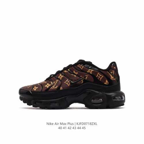 Nike 耐克 男子休闲鞋气垫缓震跑步鞋 路易威登联名 Air Max Plus 运动鞋 造型超讨喜！鞋面以帆布和织物材质包裹，保证了轻薄透气，更适合夏季穿着。