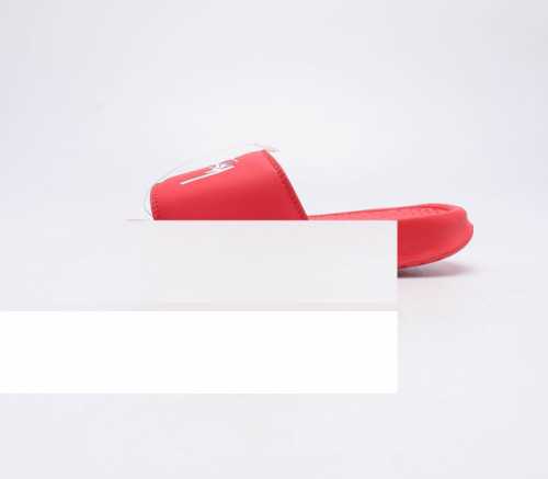 斯图西联名款stussy X Nike Benassi 拖鞋 一字拖男女凉拖鞋沙滩鞋 一直广受青睐的nike Sportswear 主打单品搭载了独具特色的鞋款