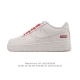 特价 耐克 Nike Air Force 1 '07 Low 空军一号含气垫 低帮 小白鞋 百搭厚底增高休闲运动板鞋。柔软、弹性十足的缓震性能和出色的中底设计，