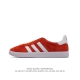 阿迪达斯 Adidas 中性三叶草gazelle系列休闲鞋男女经典运动板鞋，鞋身特殊的猪八皮革材质和简单百搭的特点，让 Gazelle 一直活跃在街头。T字鞋头