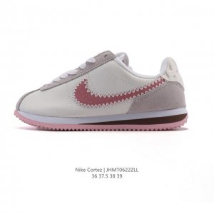Nike Classic Cortez Nylon 耐克阿甘鞋女子运动鞋，秉承元年款经典风格，糅合防水鞋面设计，令双足保持干爽舒适。防水锦纶鞋面强势抵御风雨侵袭