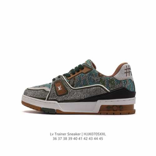 路易威登 满钻 Louis Vuitton LV路易威登板鞋 时尚运动鞋 潮厚底增高休闲鞋。舒适防滑底和百搭性霸屏整个时尚娱乐圈，细节调整完美主义！致TPR光泽