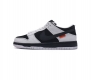 真标 耐克 Tightbooth X Nike Sb Dunk Low 联名熊猫 滑板鞋 鞋面采用麂皮和皮革材质打造 带来不俗的视觉层次感 其中在白色皮革上印有