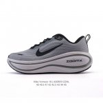 公司级 真爆 耐克 Nike Vomero 18 厚底增高老爹运动跑步鞋。全新 Vomero 提供比以往更多的緩衝效能以及該系列有史以來最高的鞋底高度，結合 N