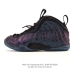 公司级 耐克Nike Air Foamposite One 男鞋 时尚运动鞋潮篮球鞋，它是一双内场的后卫战靴，97年1月份首期发行，使用Foamposite一次