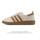 阿迪达斯 Adidas Handball Spezial 低帮三叶草学院风复古休闲板鞋 德训鞋 橡胶底柔软皮革经典运动鞋板鞋。圆头、缝合拼接设计、正面绑带、鞋舌
