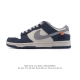 公司级 耐克 Nike Dunk Low Retro 运动鞋 2025年新款 经典复古板鞋 。作为 80 年代经典篮球鞋款，起初专为硬木球场打造，后来成为席卷街