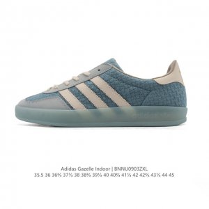 阿迪达斯 Adidas Originals Gazelle Indoor复古三叶草防滑透明橡胶板鞋经典运动鞋。这款经典鞋,忠于原版设计,缀撞色三条纹和鞋跟饰片。