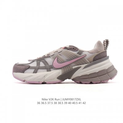 Nike 耐克 V2K Run 减震防滑 复古低帮运动跑步鞋 超火复古跑鞋，采用太空革组合呼吸网眼布鞋面材质，搭载正确4层组合底模，嵌入Tpu加固稳定模块,双层
