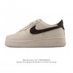 耐克 Nike Air Force 1 '07 Low 空军一号含气垫 低帮百搭厚底增高休闲运动板鞋。柔软、弹性十足的缓震性能和出色的中底设计，横跨复古与现代的