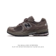 新百伦 New Balance 2002R 跑鞋 男女运动鞋厚底老爹鞋。沿袭了面世之初的经典科技，以 Encap 中底配以升级版 N-Ergy 缓震物料。鞋面则