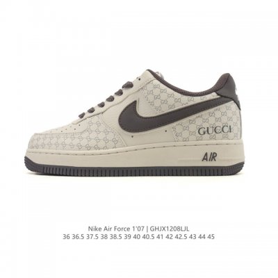 特价 耐克 Nike Air Force 1 '07 Low 空军一号含气垫 低帮百搭厚底增高休闲运动板鞋。柔软、弹性十足的缓震性能和出色的中底设计，横跨复古与