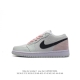 耐克 乔丹air Jordan 1 Low Aj1 乔1 乔丹1代aj1 低帮复古文化休闲运动篮球鞋。该鞋款从 1985 年元年款汲取设计灵感，焕新演绎简约经典