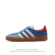 阿迪达斯 Adidas Originals Gazelle Indoor 复古三叶草防滑透明橡胶板鞋经典运动鞋。这款经典鞋,忠于原版设计,缀撞色三条纹和鞋跟饰片