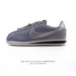 nike Classic Cortez Nylon 耐克阿甘鞋女子运动鞋。秉承元年款经典风格，糅合防水鞋面设计，令双足保持干爽舒适。防水锦纶鞋面强势抵御风雨侵袭