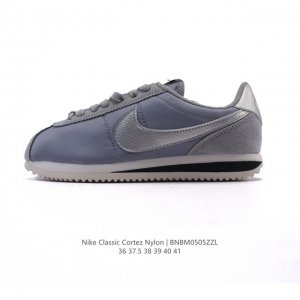 nike Classic Cortez Nylon 耐克阿甘鞋女子运动鞋。秉承元年款经典风格，糅合防水鞋面设计，令双足保持干爽舒适。防水锦纶鞋面强势抵御风雨侵袭