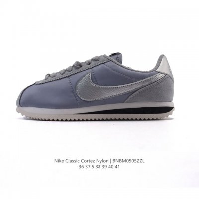 nike Classic Cortez Nylon 耐克阿甘鞋女子运动鞋。秉承元年款经典风格，糅合防水鞋面设计，令双足保持干爽舒适。防水锦纶鞋面强势抵御风雨侵袭