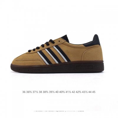 阿迪达斯 Adidas Handball Spezial 低帮三叶草学院风复古休闲板鞋 德训鞋 橡胶底柔软皮革经典运动鞋板鞋。圆头、缝合拼接设计、正面绑带、鞋舌