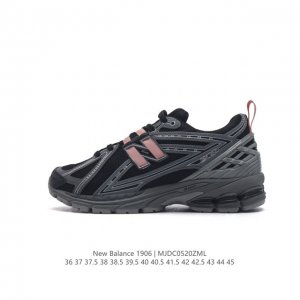 新百伦 New Balance M1906系列 复古运动鞋单品宝藏老爹鞋款。作为nb最经典的档案鞋型之一，与2002一样，1906有着nb最成熟的技术加持和复古