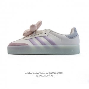 Adidas 阿迪达斯 女款运动鞋 三叶草Samba Velentine 休闲鞋 德训鞋 复古板鞋经典运动鞋。一款阿迪达斯的Samba面包鞋，该鞋具有厚实的用料