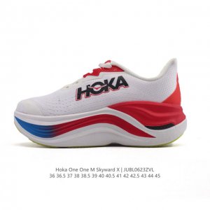 公司级 Hoka One One推出全新路跑训练鞋款Skyward X厚底增高运动老爹鞋，助力跑者轻松开跑。Hoka推出了一款定位于顶级缓震的现象级跑鞋 Sky