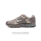 公司级 Nike 耐克夏季 Zoom Vomero 5 运动鞋休闲训练跑步鞋。Nike Zoom Vomero 5 男女子运动鞋妥帖包覆足部，提供透气支撑效果。