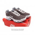 Nike 耐克 男女子休闲鞋气垫缓震跑步鞋 Air Max plus 运动鞋 造型超讨喜！鞋面以网面织物材质包裹，保证了轻薄透气，更适合夏季穿着。鞋侧 鱼骨 形